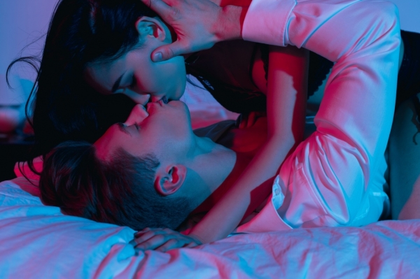 «В постели с врагом»: как перестать стесняться своего тела во время секса